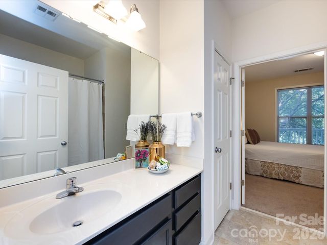 1000 E Woodlawn Road 113, Charlotte, NC 28209