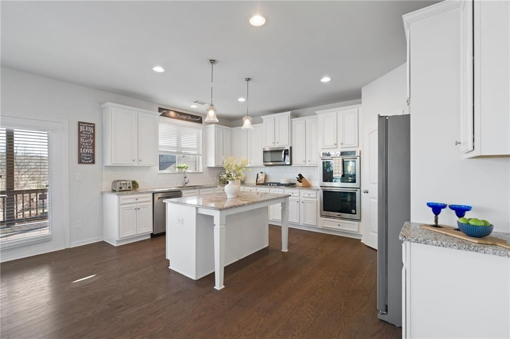 Image 11 of property listing at 7925 Brewton Creek Drive, Cumming, GA 30028