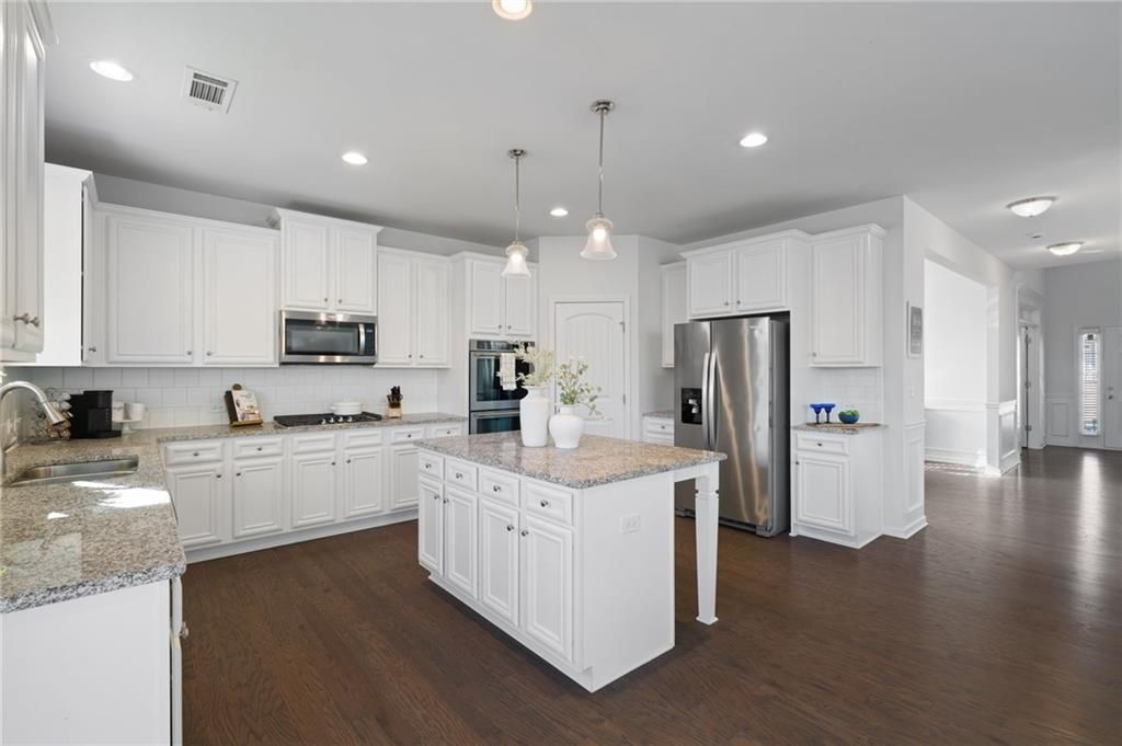 Image 12 of property listing at 7925 Brewton Creek Drive, Cumming, GA 30028