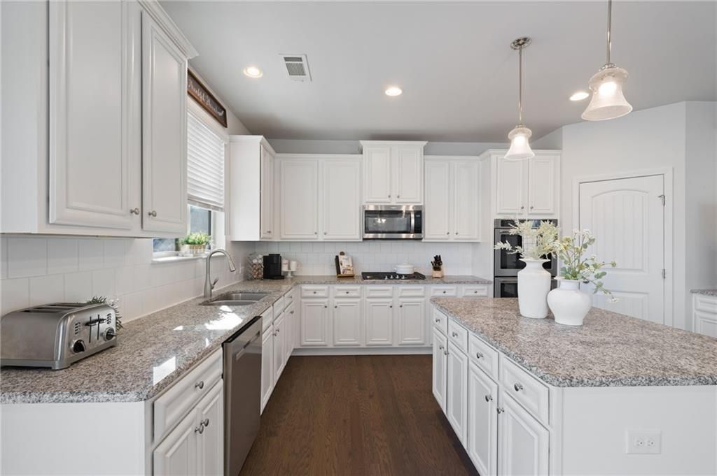 Image 15 of property listing at 7925 Brewton Creek Drive, Cumming, GA 30028