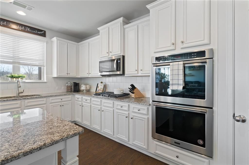 Image 16 of property listing at 7925 Brewton Creek Drive, Cumming, GA 30028