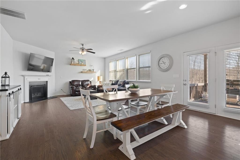 Image 20 of property listing at 7925 Brewton Creek Drive, Cumming, GA 30028