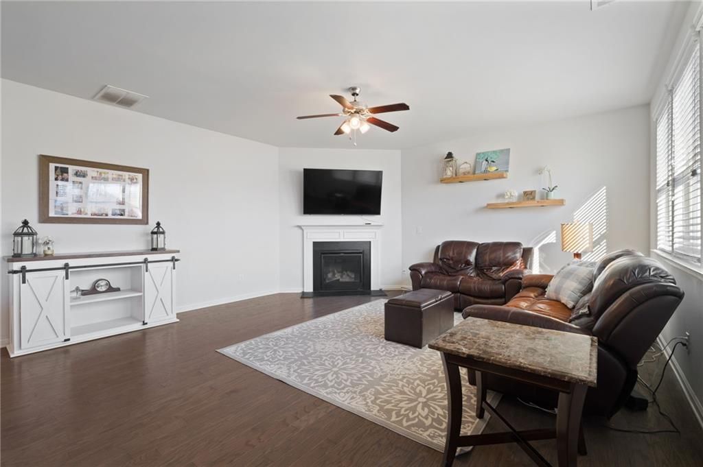 Image 22 of property listing at 7925 Brewton Creek Drive, Cumming, GA 30028