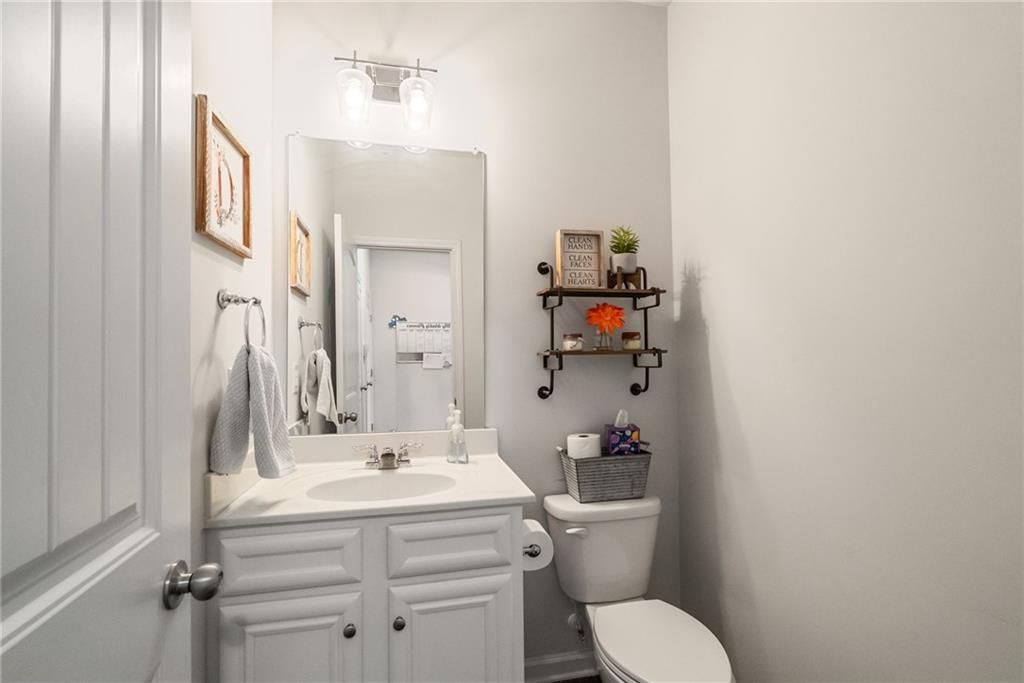 Image 25 of property listing at 7925 Brewton Creek Drive, Cumming, GA 30028