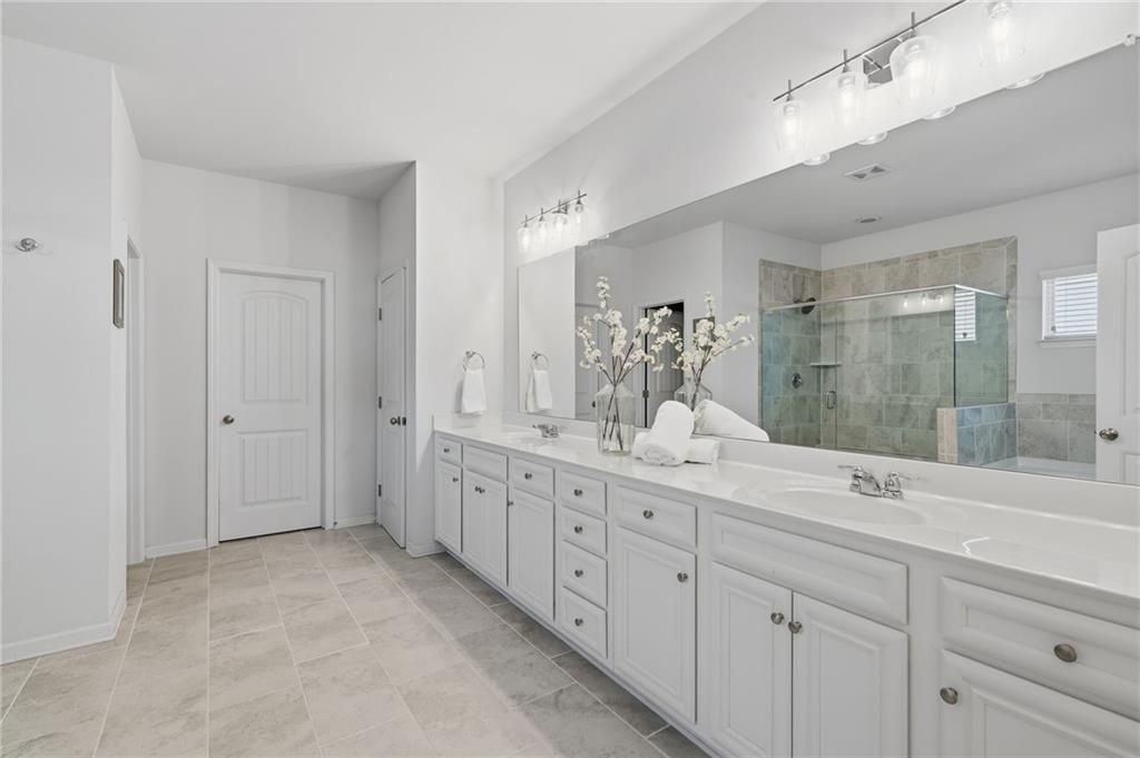 Image 30 of property listing at 7925 Brewton Creek Drive, Cumming, GA 30028