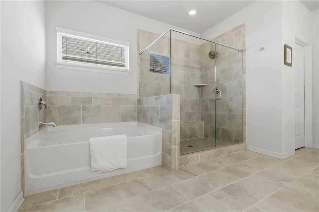 Image 31 of property listing at 7925 Brewton Creek Drive, Cumming, GA 30028