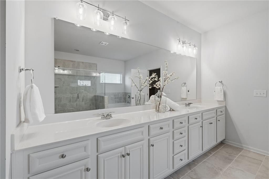 Image 32 of property listing at 7925 Brewton Creek Drive, Cumming, GA 30028