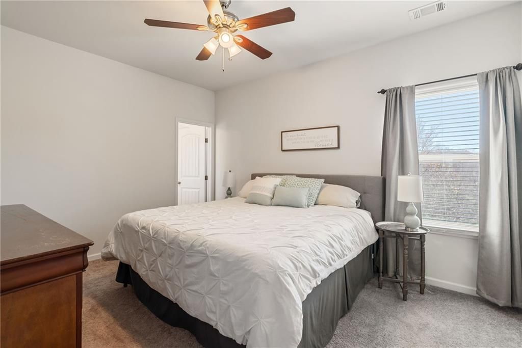 Image 33 of property listing at 7925 Brewton Creek Drive, Cumming, GA 30028