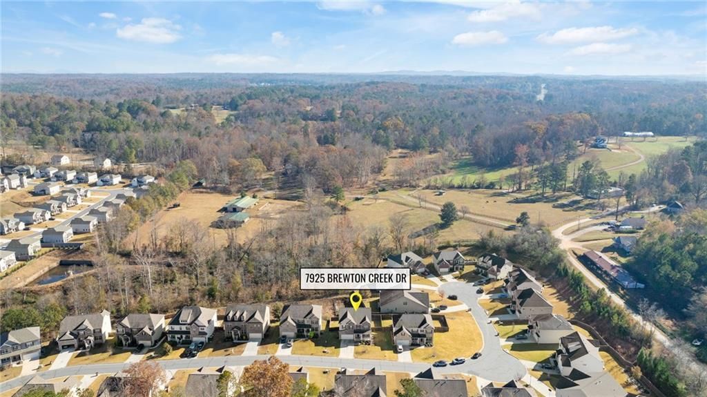 Image 5 of property listing at 7925 Brewton Creek Drive, Cumming, GA 30028