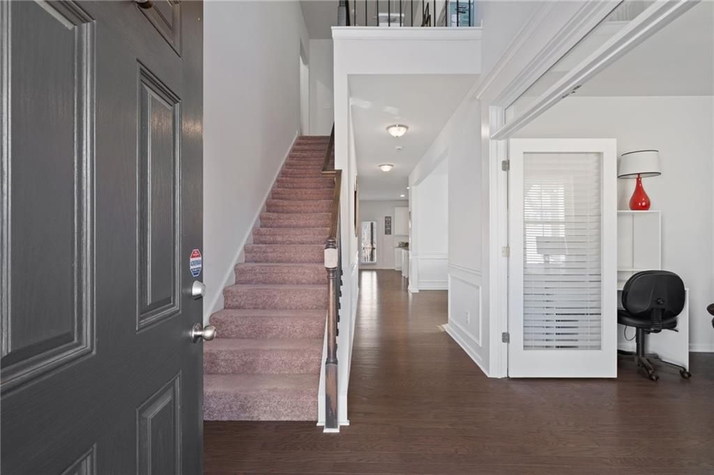 Image 6 of property listing at 7925 Brewton Creek Drive, Cumming, GA 30028