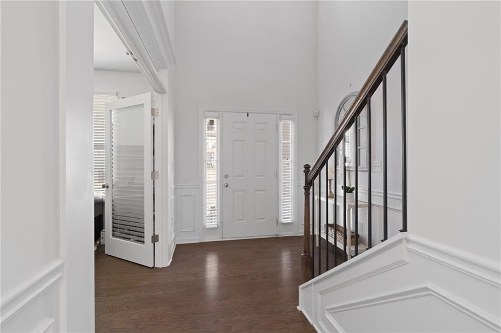 Image 7 of property listing at 7925 Brewton Creek Drive, Cumming, GA 30028