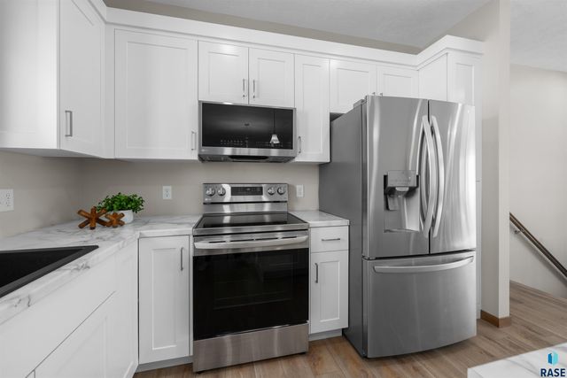 500 E Cairos Pl Place, Brandon, SD 57005