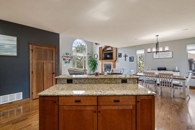6718 KENNEMER DR, Rapid City, SD 57702