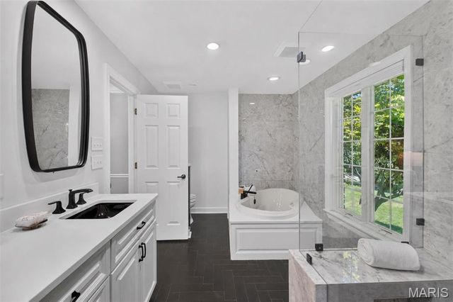 139 Ladue Lake Drive, Creve Coeur, MO 63141