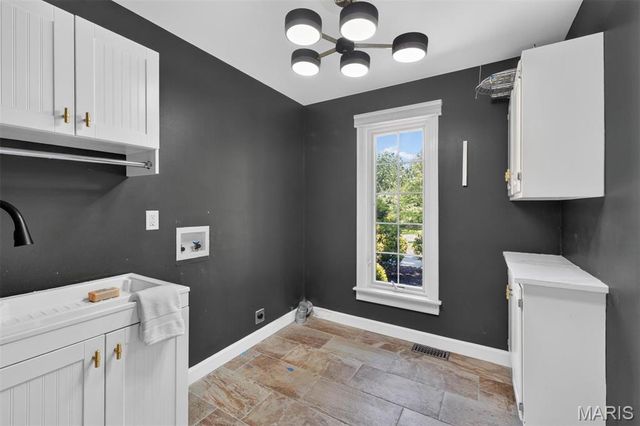 139 Ladue Lake Drive, Creve Coeur, MO 63141