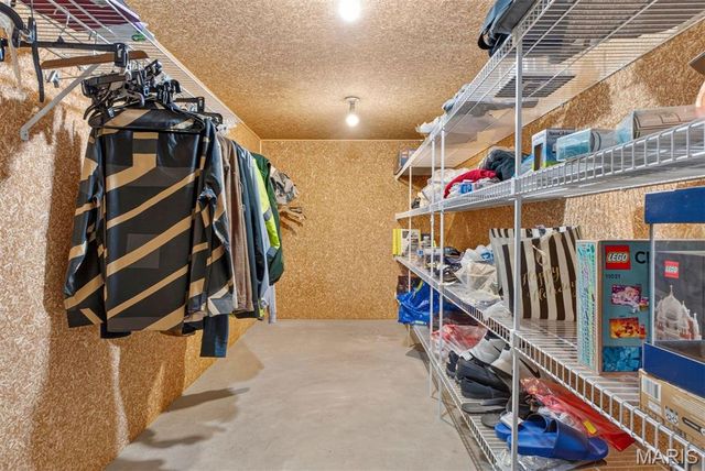 139 Ladue Lake Drive, Creve Coeur, MO 63141