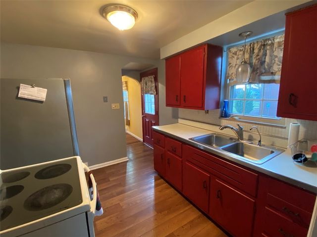 165 Meadowbrook Dr, Bethel Park, PA 15102