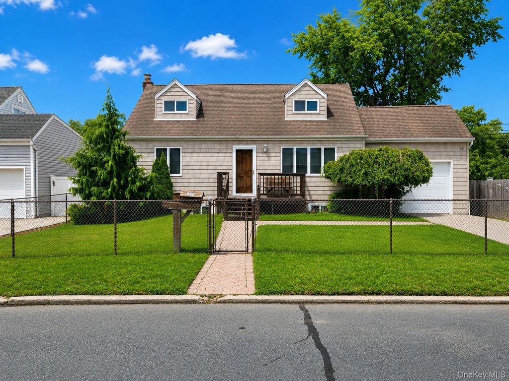 956 N Hamilton Avenue, Lindenhurst, NY 11757 — exterior