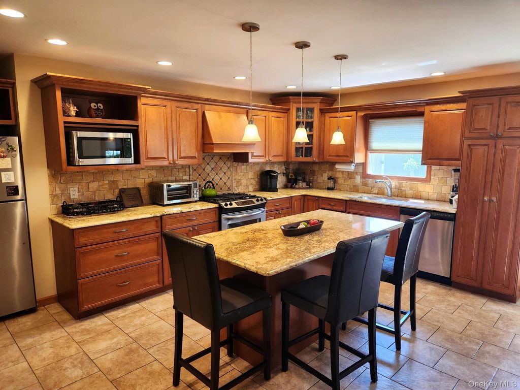 956 N Hamilton Avenue, Lindenhurst, NY 11757 — photo 5
