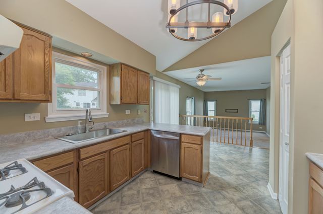 1327 Northgate Drive, Bartlett, IL 60103