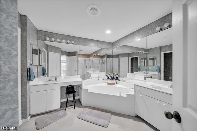 8460 Southbridge DR 3, Estero, FL 33967