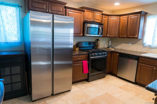 10179 Canyon Dr, Escondido, CA 92026