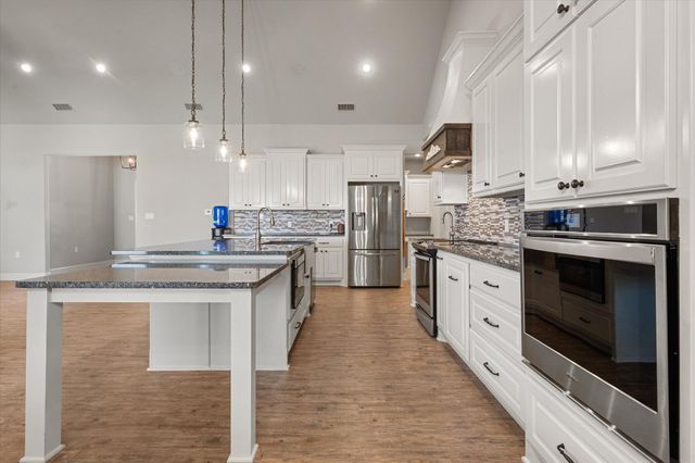 1210 N 14th Place, Wolfforth, TX 79382