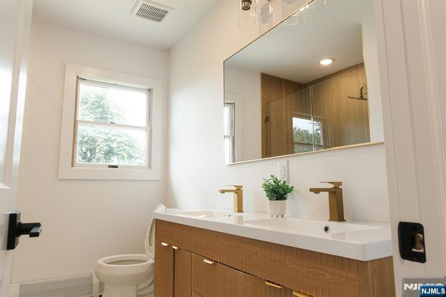 453 8th Street, Palisades Park, NJ 07650
