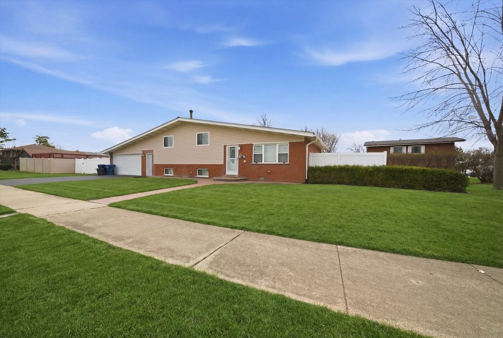 10725 S Rutherford Avenue, Worth, IL 60482