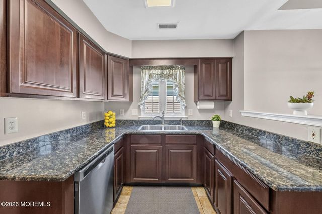 5 Eaton Court, Jackson, NJ 08527