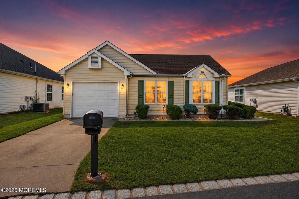 5 Eaton Court, Jackson, NJ 08527