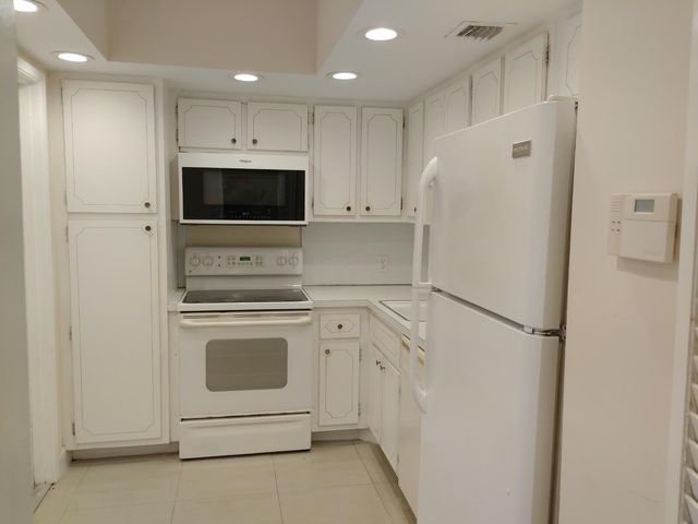 2950 N PALM AIRE Drive 106, Pompano Beach, FL 33069