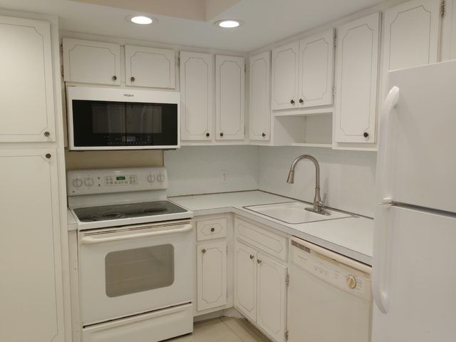 2950 N PALM AIRE Drive 106, Pompano Beach, FL 33069
