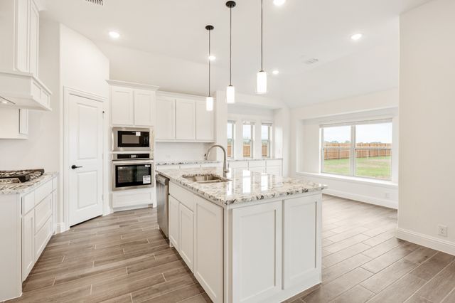 409 Loftsmoor Lane, Red Oak, TX 75154