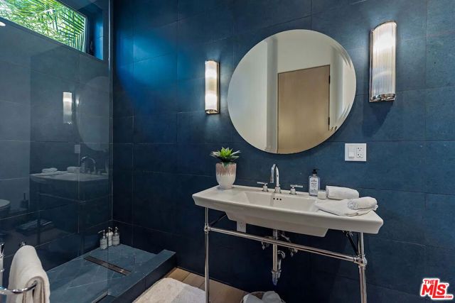 1724 N Sierra Bonita Avenue, Los Angeles, CA 90046
