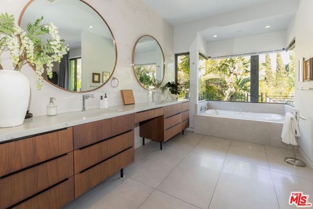 1724 N Sierra Bonita Avenue, Los Angeles, CA 90046