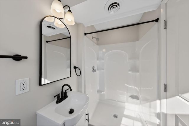 11 N SKYWARD DR, Newark, DE 19713