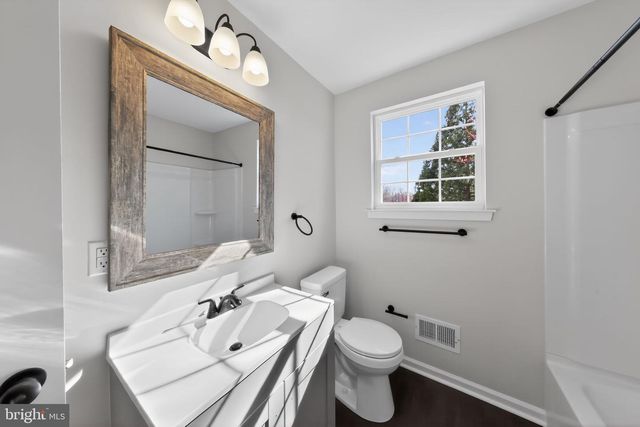 11 N SKYWARD DR, Newark, DE 19713