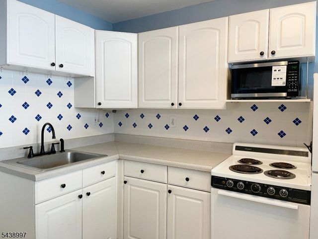 431 Lakeside Blvd 9, Hopatcong Boro, NJ 07843