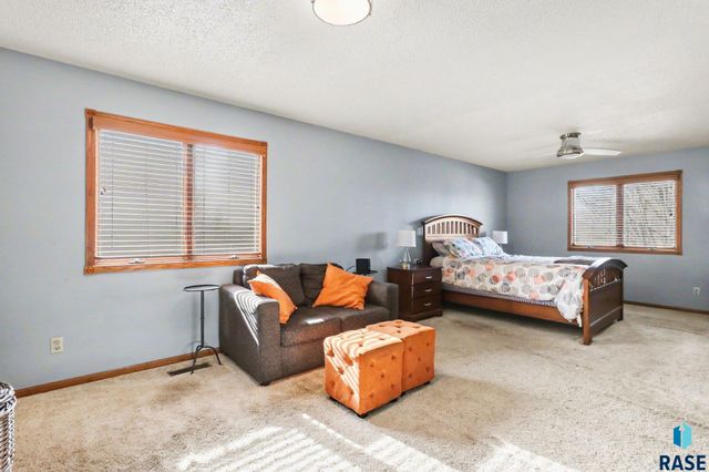 2305 S Roosevelt Ave Avenue, Sioux Falls, SD 57106