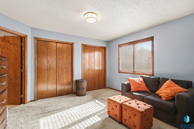 2305 S Roosevelt Ave Avenue, Sioux Falls, SD 57106