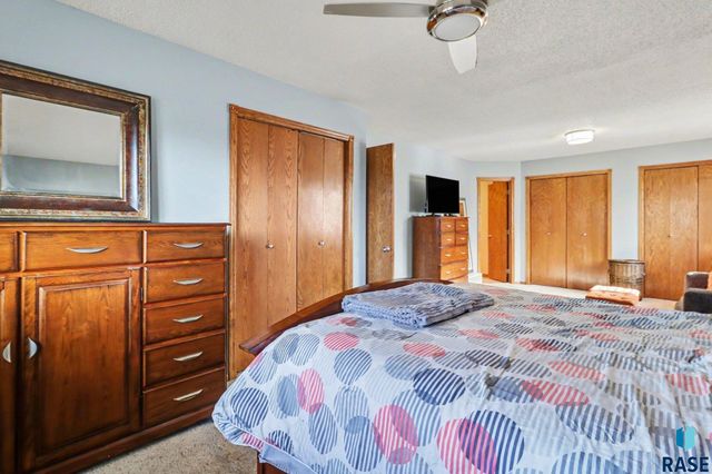 2305 S Roosevelt Ave Avenue, Sioux Falls, SD 57106