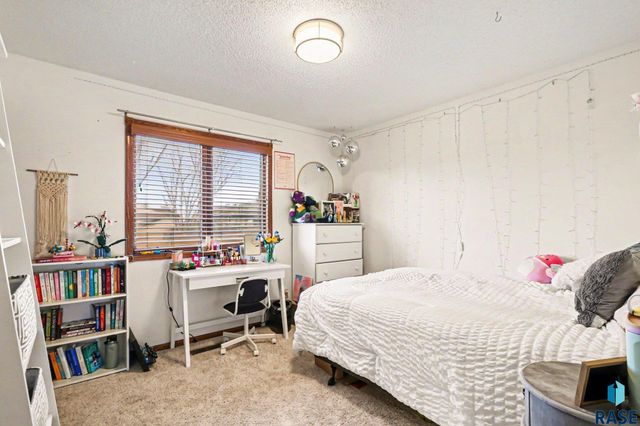 2305 S Roosevelt Ave Avenue, Sioux Falls, SD 57106