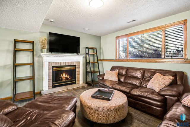 2305 S Roosevelt Ave Avenue, Sioux Falls, SD 57106