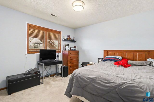 2305 S Roosevelt Ave Avenue, Sioux Falls, SD 57106