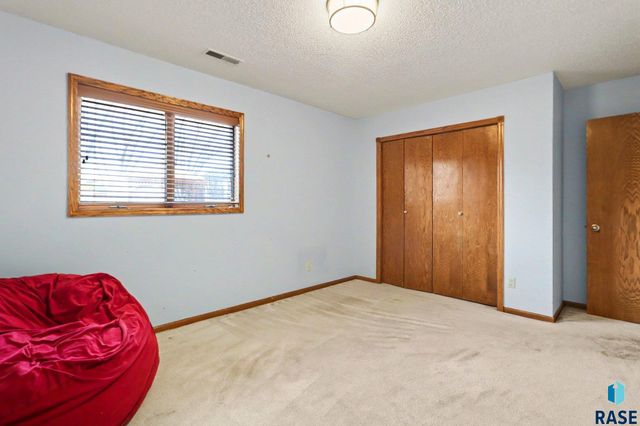 2305 S Roosevelt Ave Avenue, Sioux Falls, SD 57106