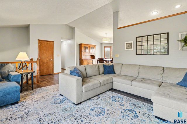 2305 S Roosevelt Ave Avenue, Sioux Falls, SD 57106