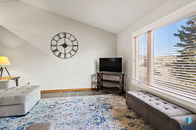 2305 S Roosevelt Ave Avenue, Sioux Falls, SD 57106