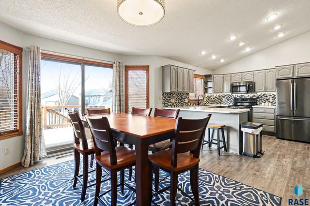 2305 S Roosevelt Ave Avenue, Sioux Falls, SD 57106