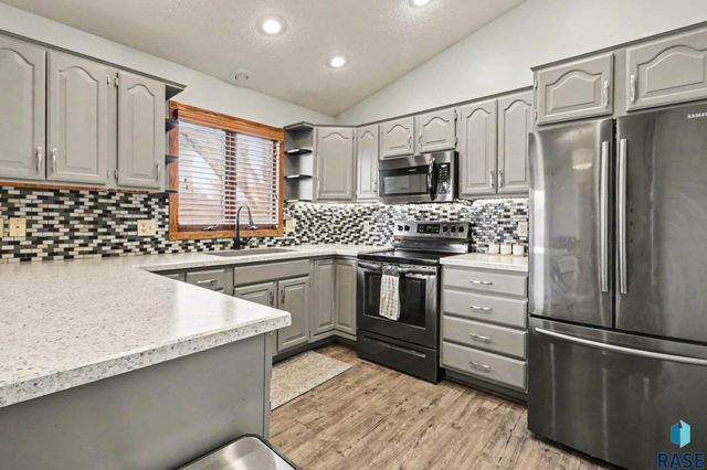 2305 S Roosevelt Ave Avenue, Sioux Falls, SD 57106